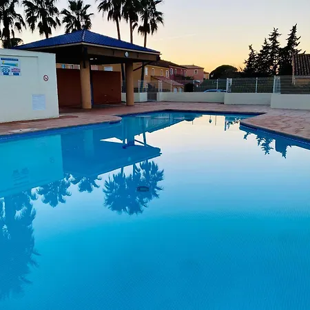 Vakantiehuis Domaine Des Pins, Magasins Proches, Piscine Fréjus